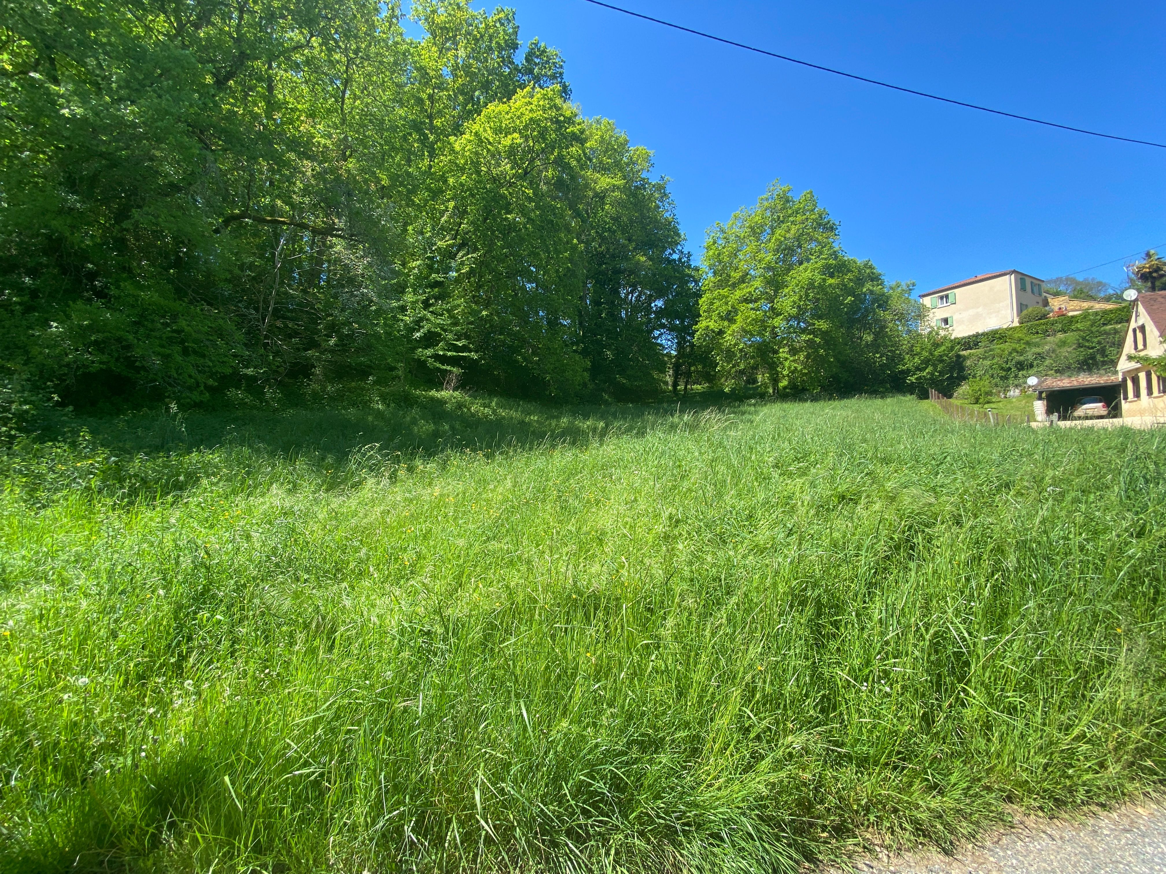 Beau terrain à bâtir à vendre avec vue sur un petit étang à Chalagnac