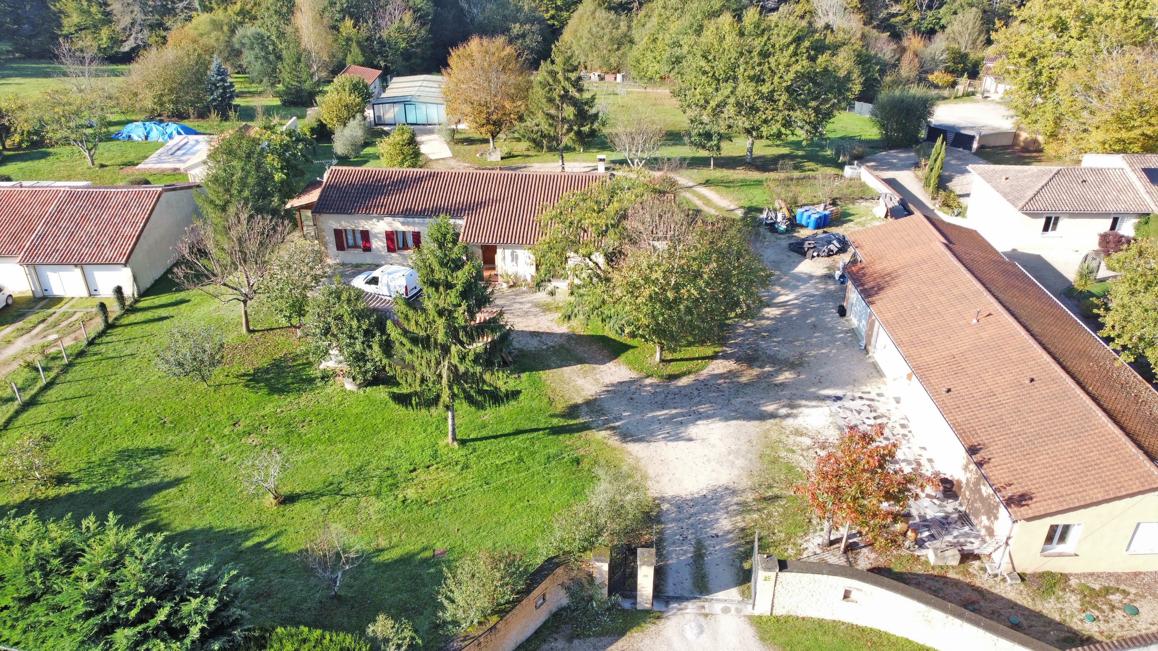 Trois maisons, trois garages, une piscine à Église-Neuve-de-Vergt