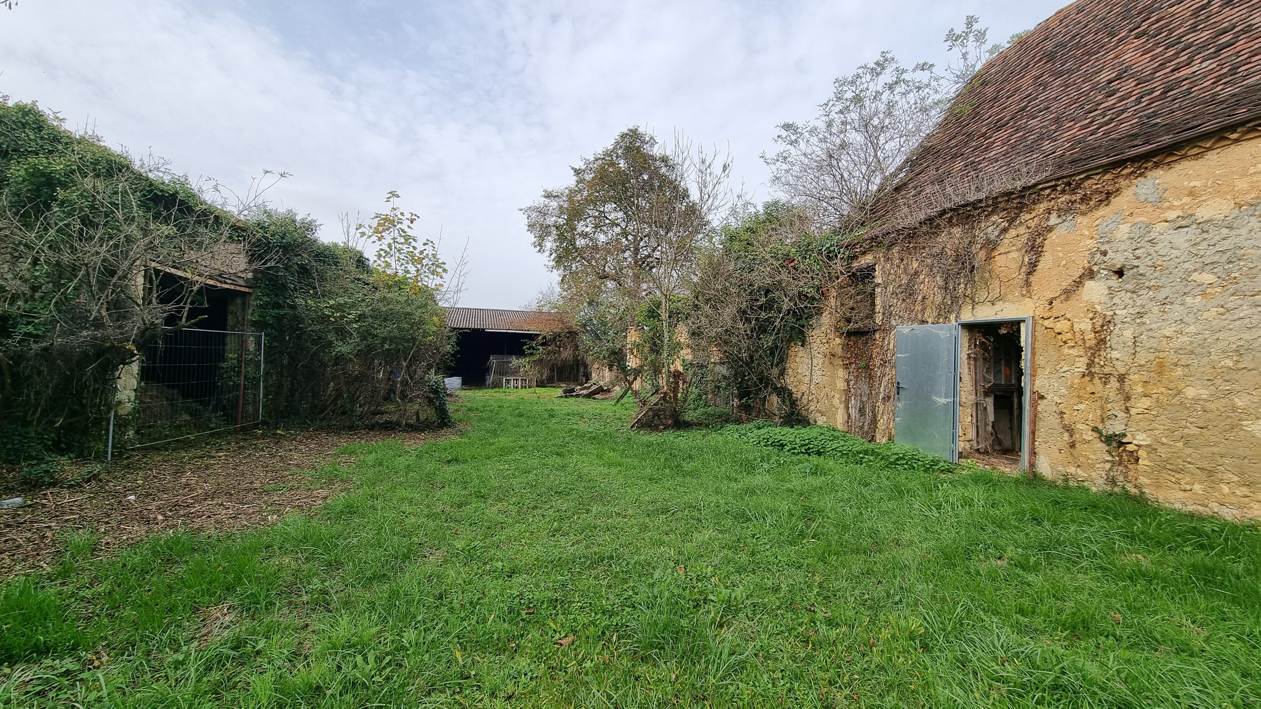 2ha avec anciens bâtiments agricoles et d’habitations à Chalagnac