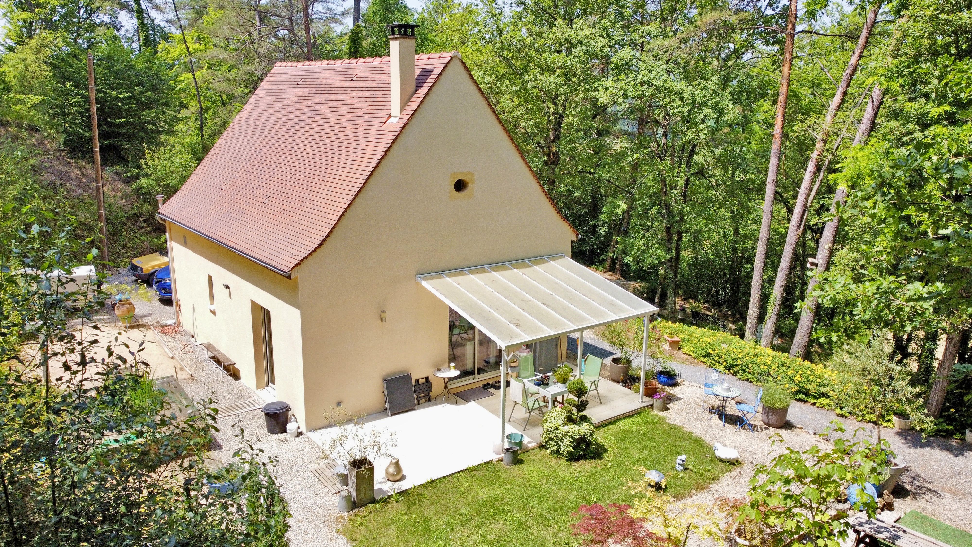 Maison récente sur la colline à Chalagnac