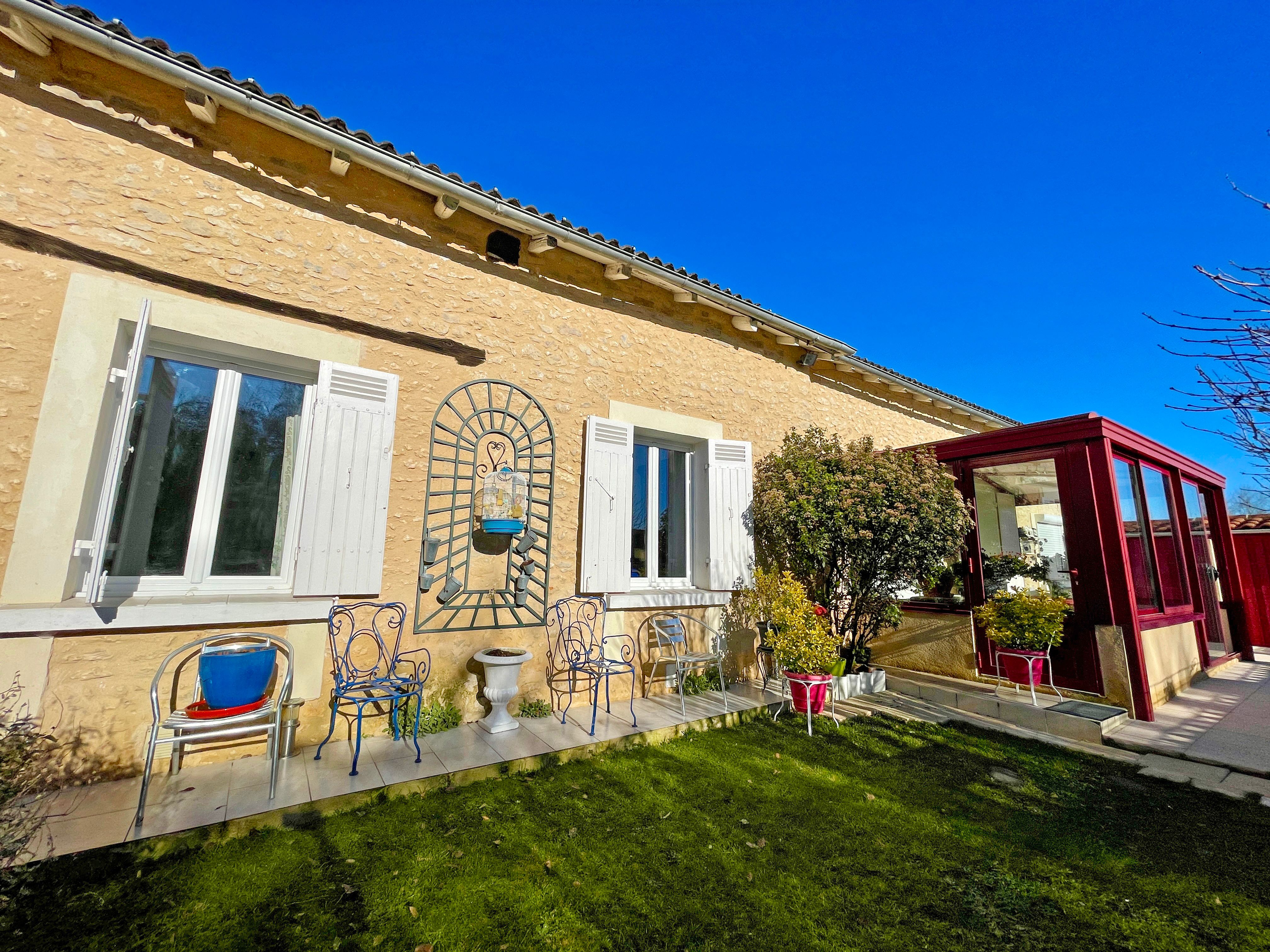 Maison en pierre de plain-pied à Saint-Mayme-de-Péreyrol