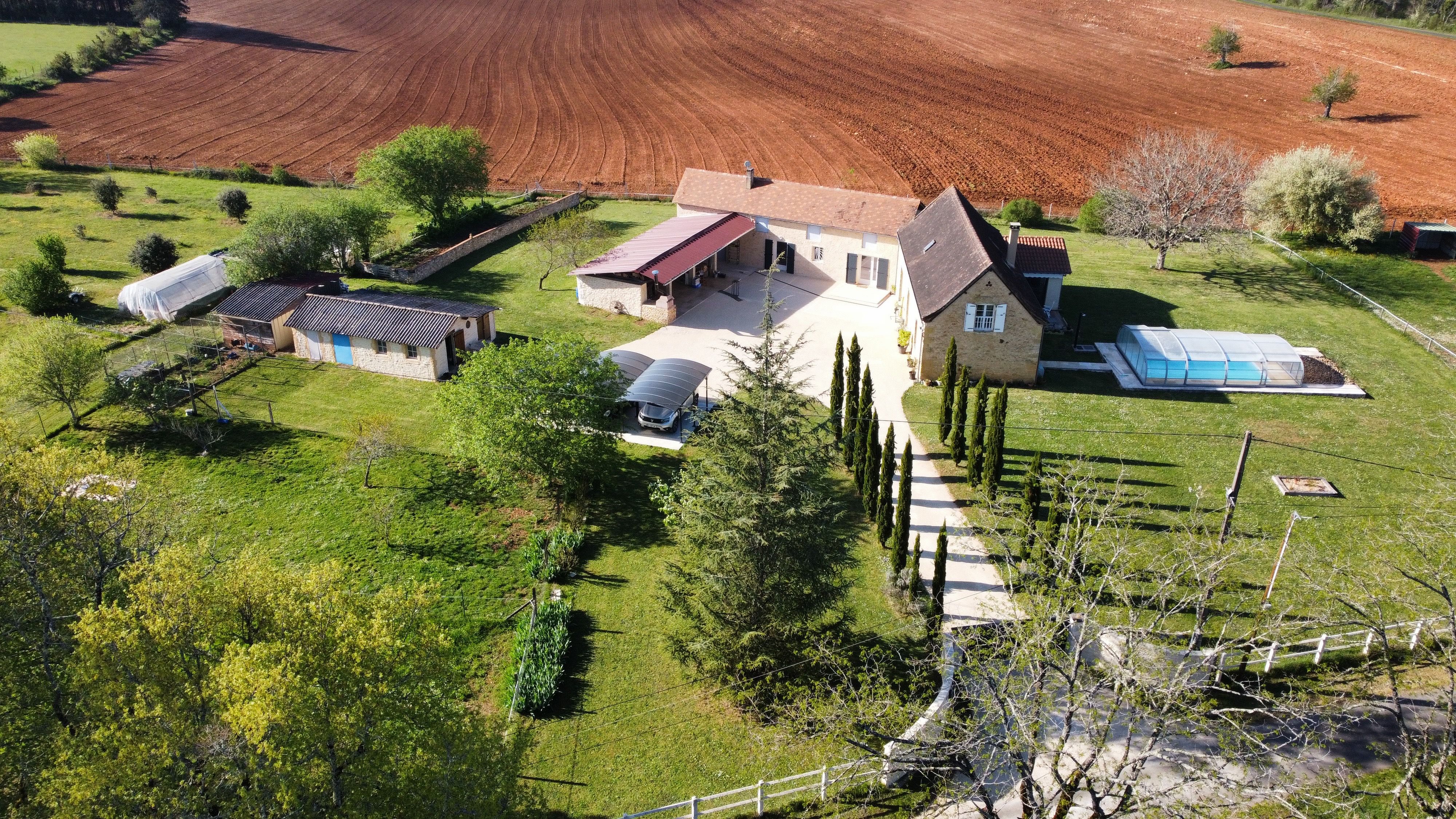 Belle propriété de 5 hectares avec piscine à Val de Louyre et Caudeau