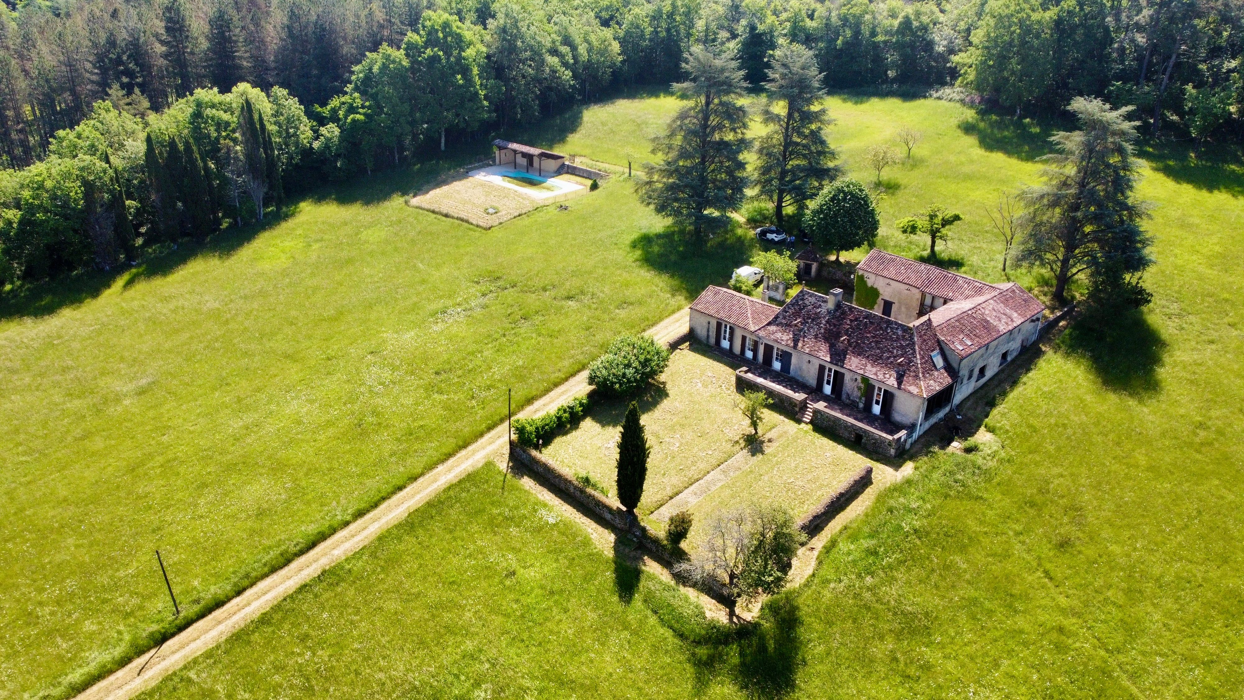 Propriété de caractère avec gîte attenant dans un cadre paisible à Chalagnac