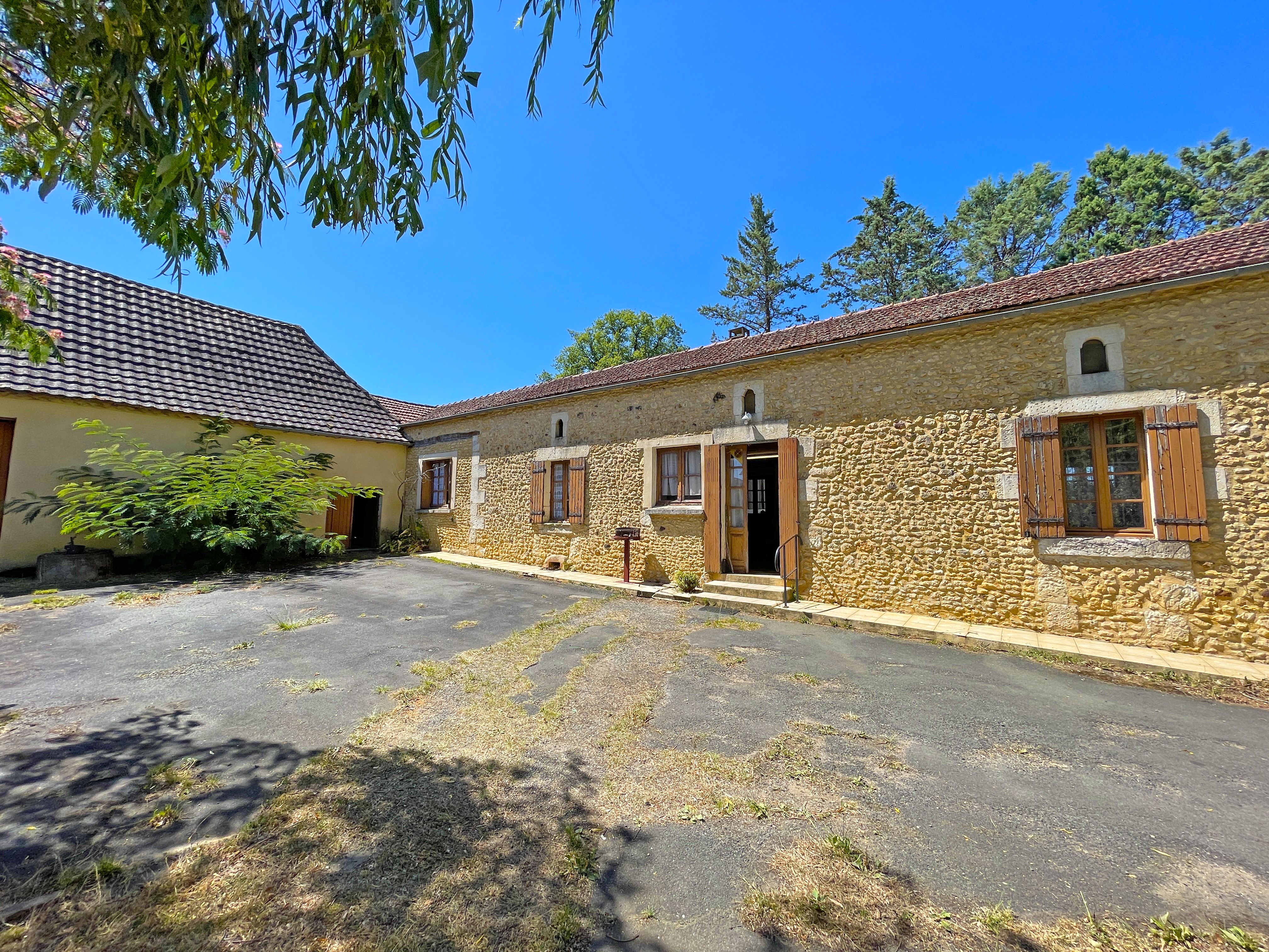 Maison et nombreuses dépendances à Veyrines-de-Vergt