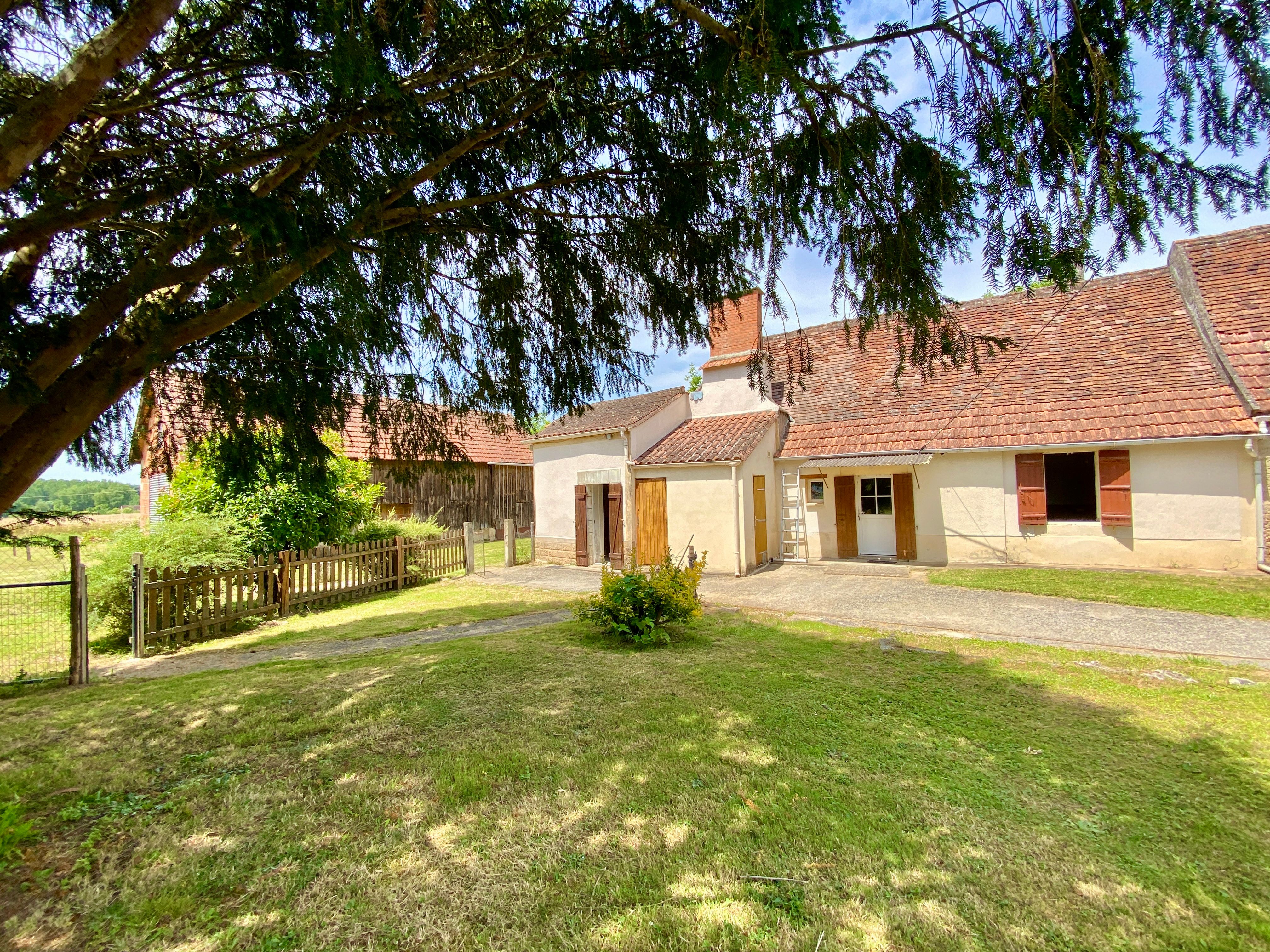 Ancienne ferme en pierre avec studio et dépendances à Chalagnac