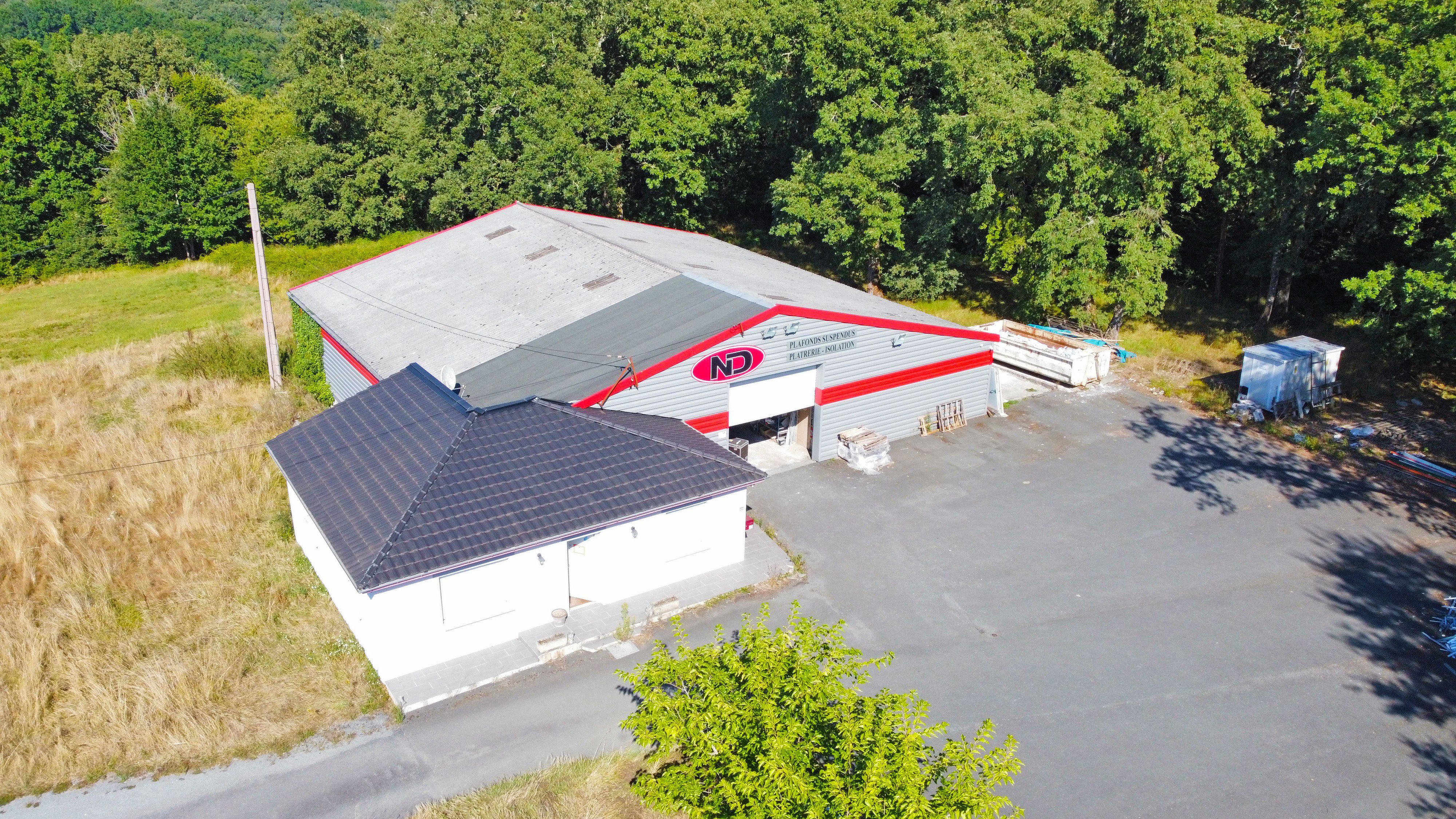 Local commercial avec hangar à Vergt