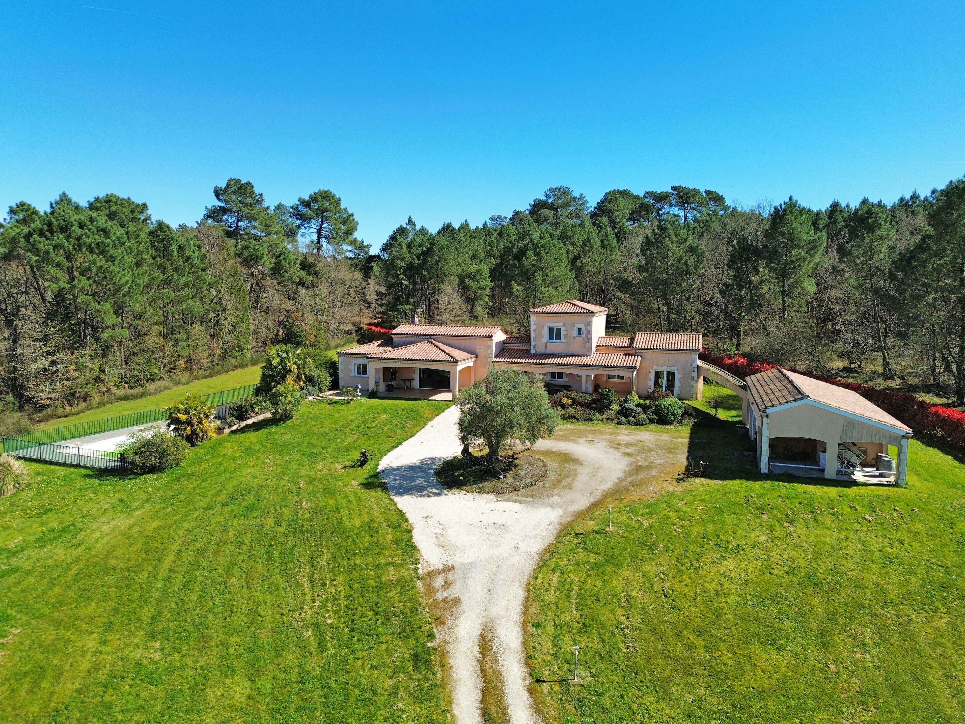 Villa contemporaine avec piscine à Saint-Paul-de-Serre