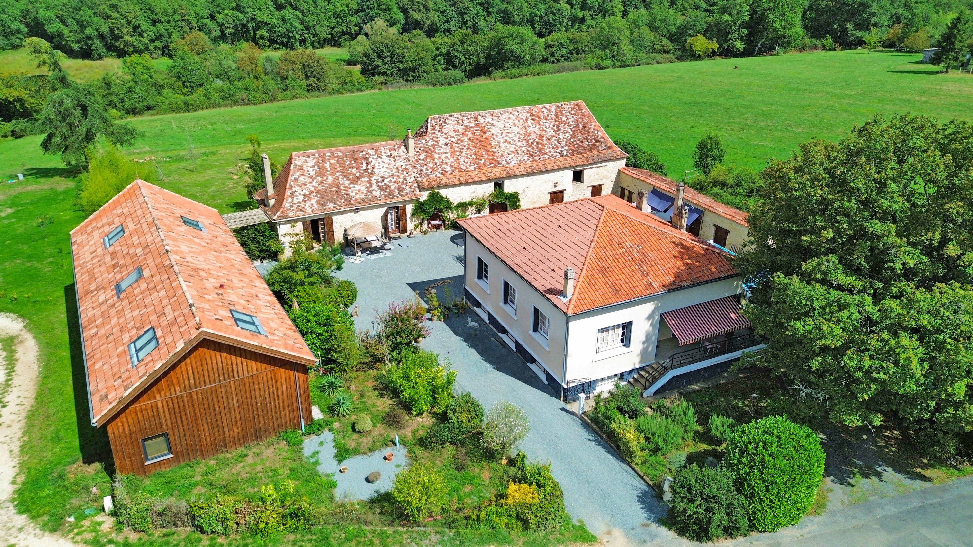 3 maisons & 2 hectares à Chalagnac