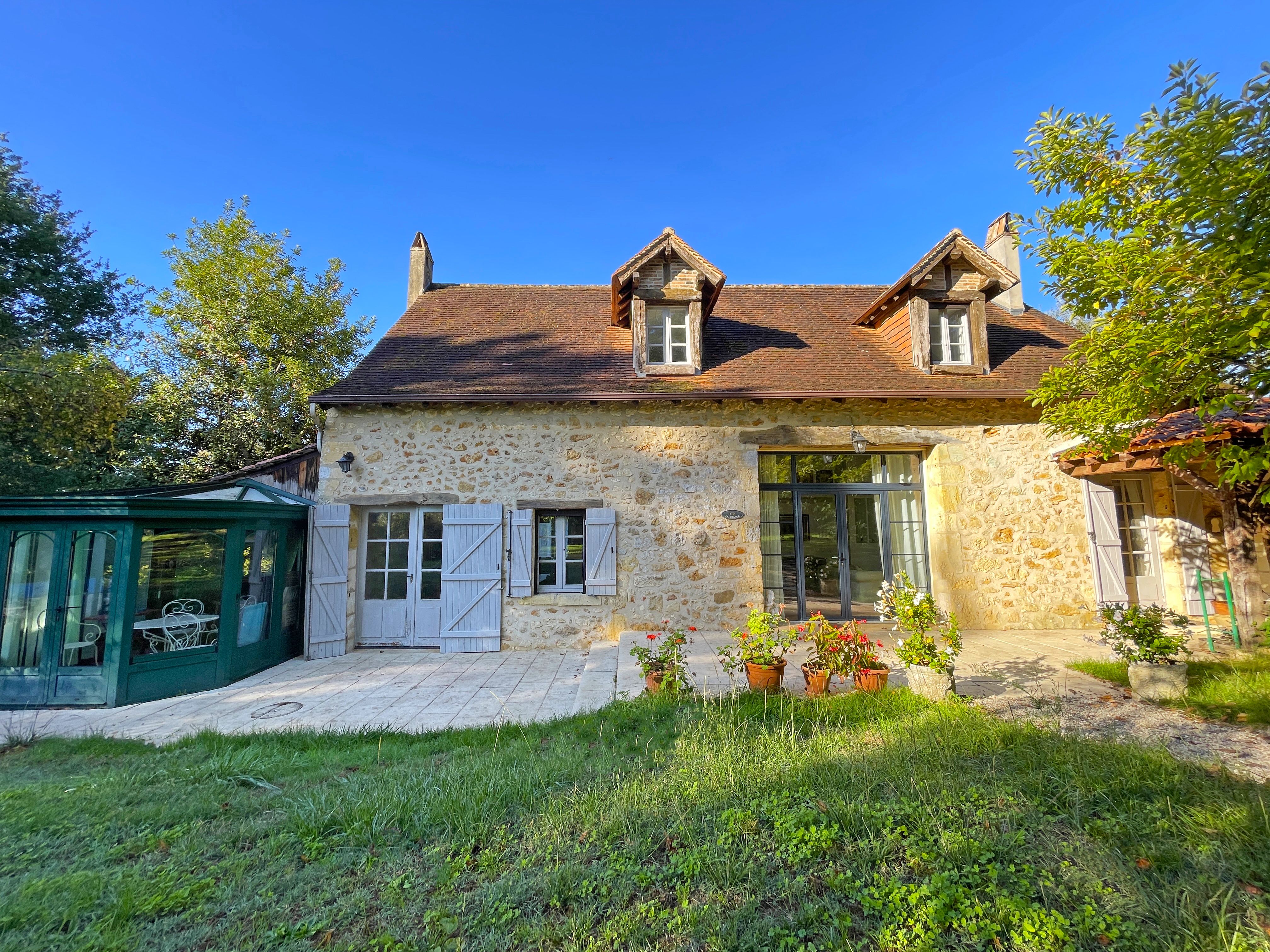 Maison en pierre avec piscine et véranda à Chalagnac
