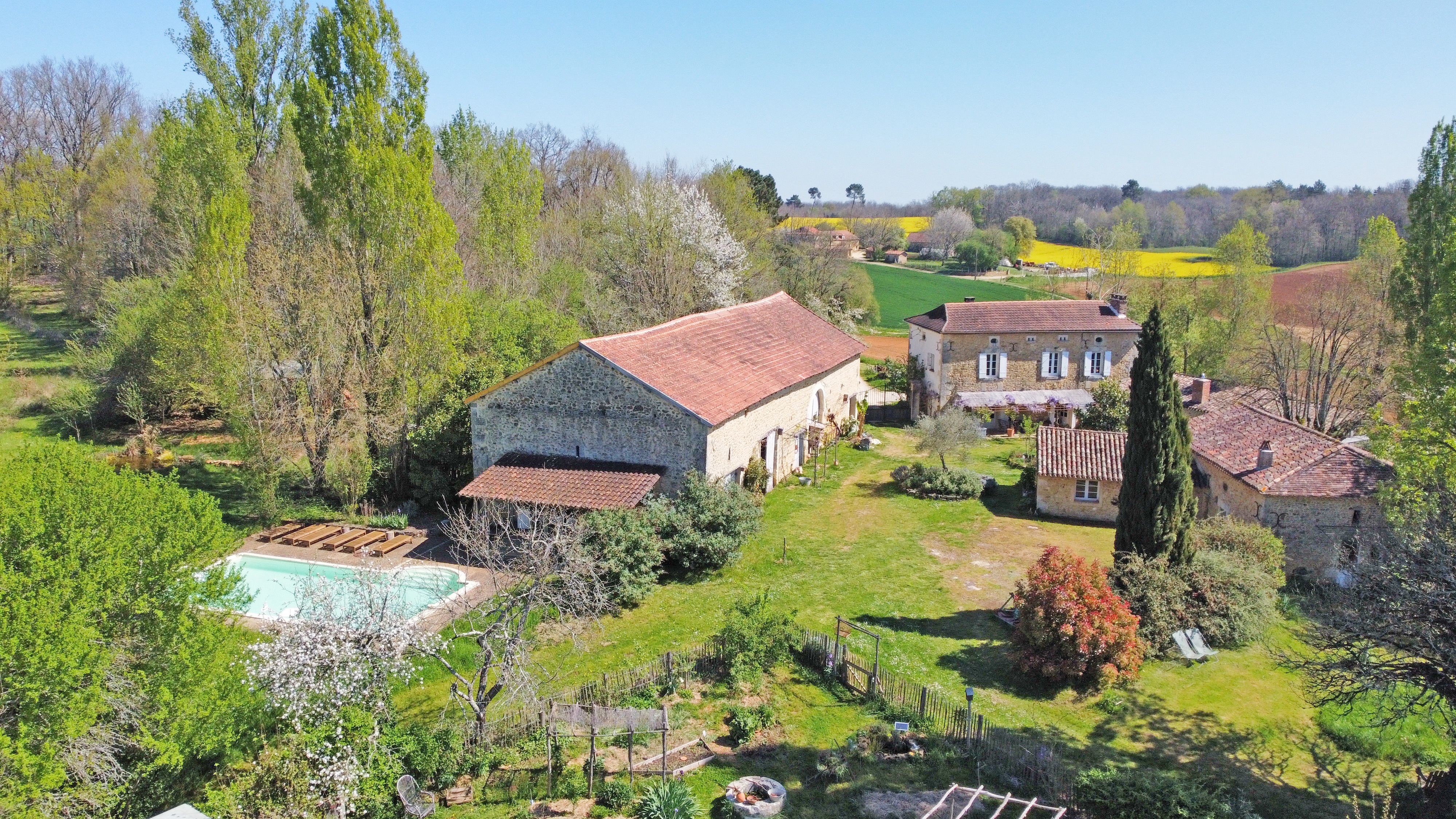 Propriété de charme avec deux habitations, piscine et grange à Fouleix