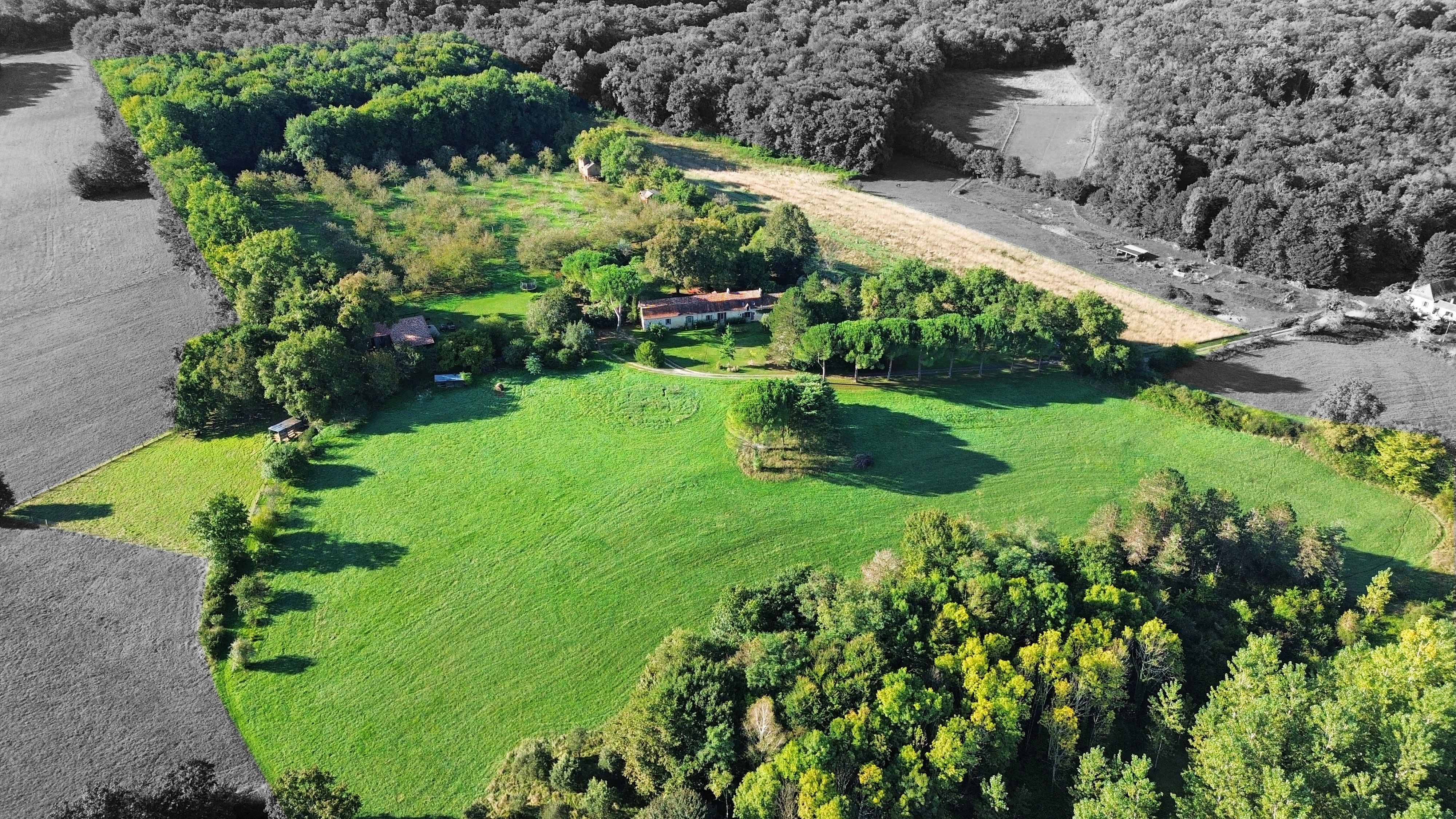 Propriété avec 3 gîtes et 12 hectares à Chalagnac