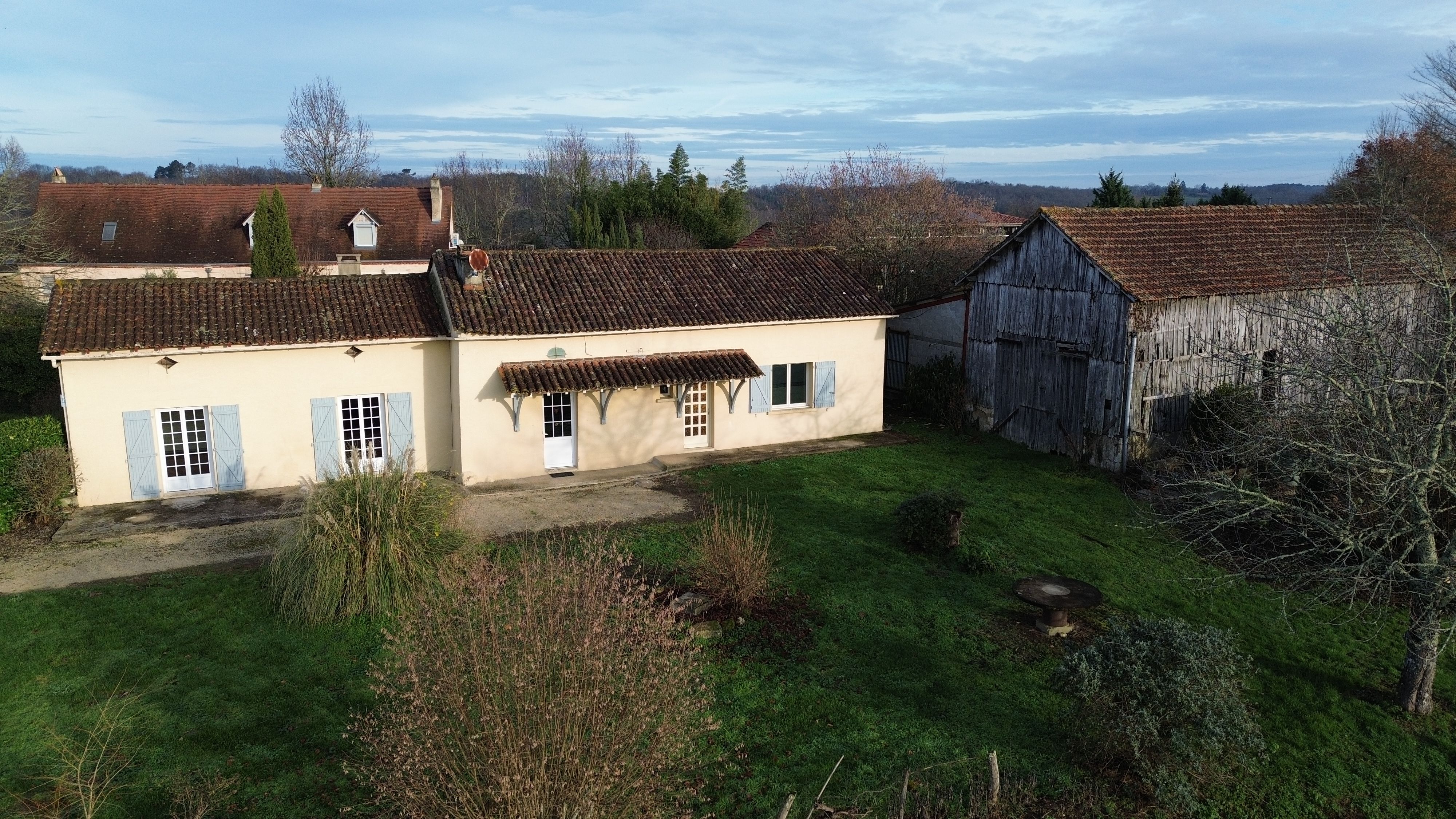 Maison avec hangar et terrain à bâtir à Chalagnac