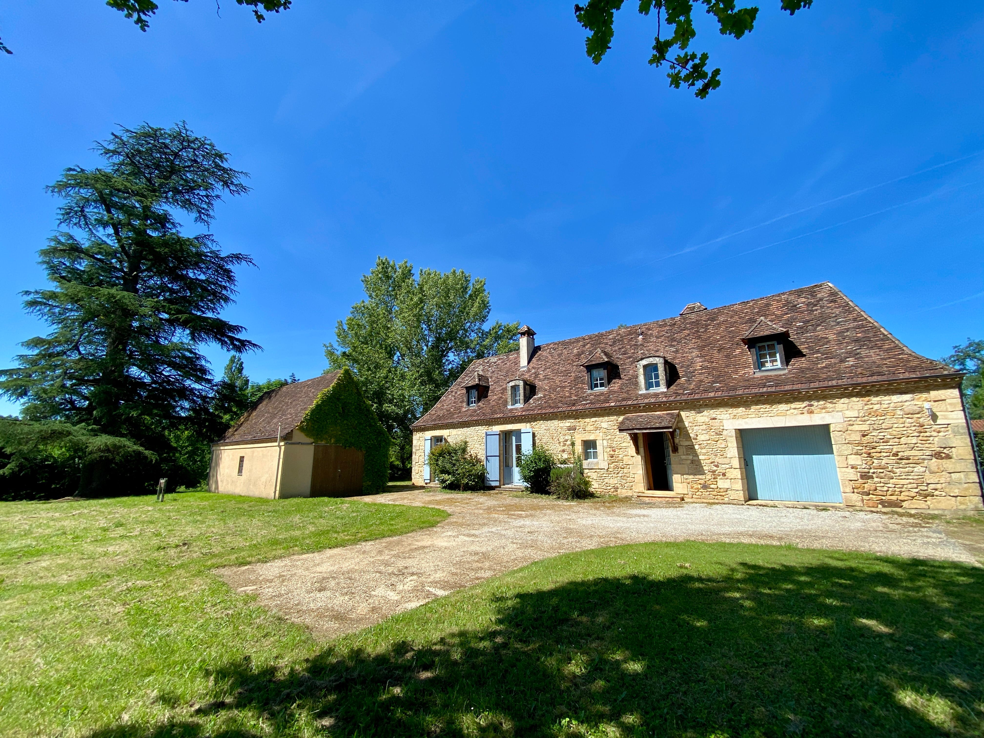 Belle maison en pierres avec piscine à Chalagnac
