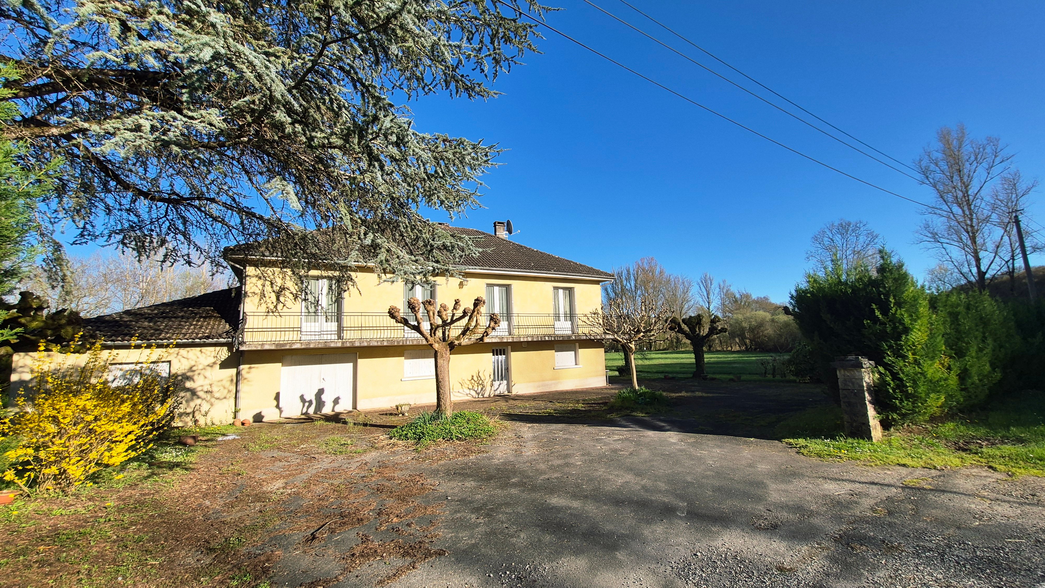 Maison avec 1.2ha, commerces et école accessibles à pied à Chalagnac