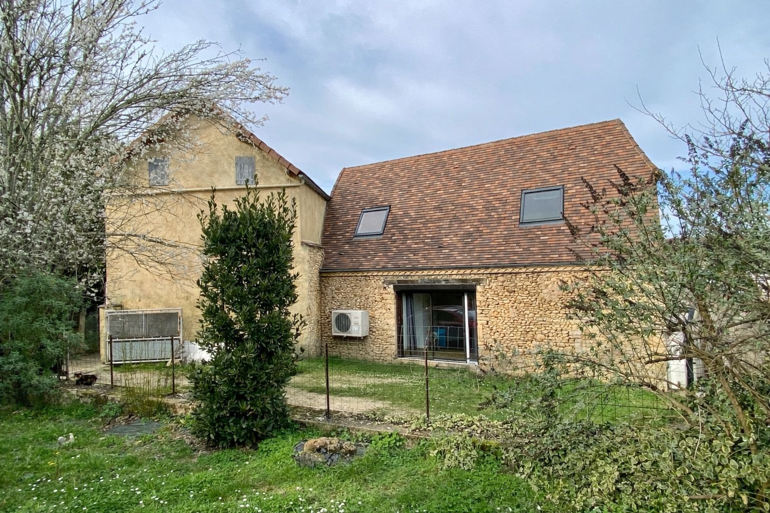 Maison de village au calme avec terrain à Val de Louyre et Caudeau