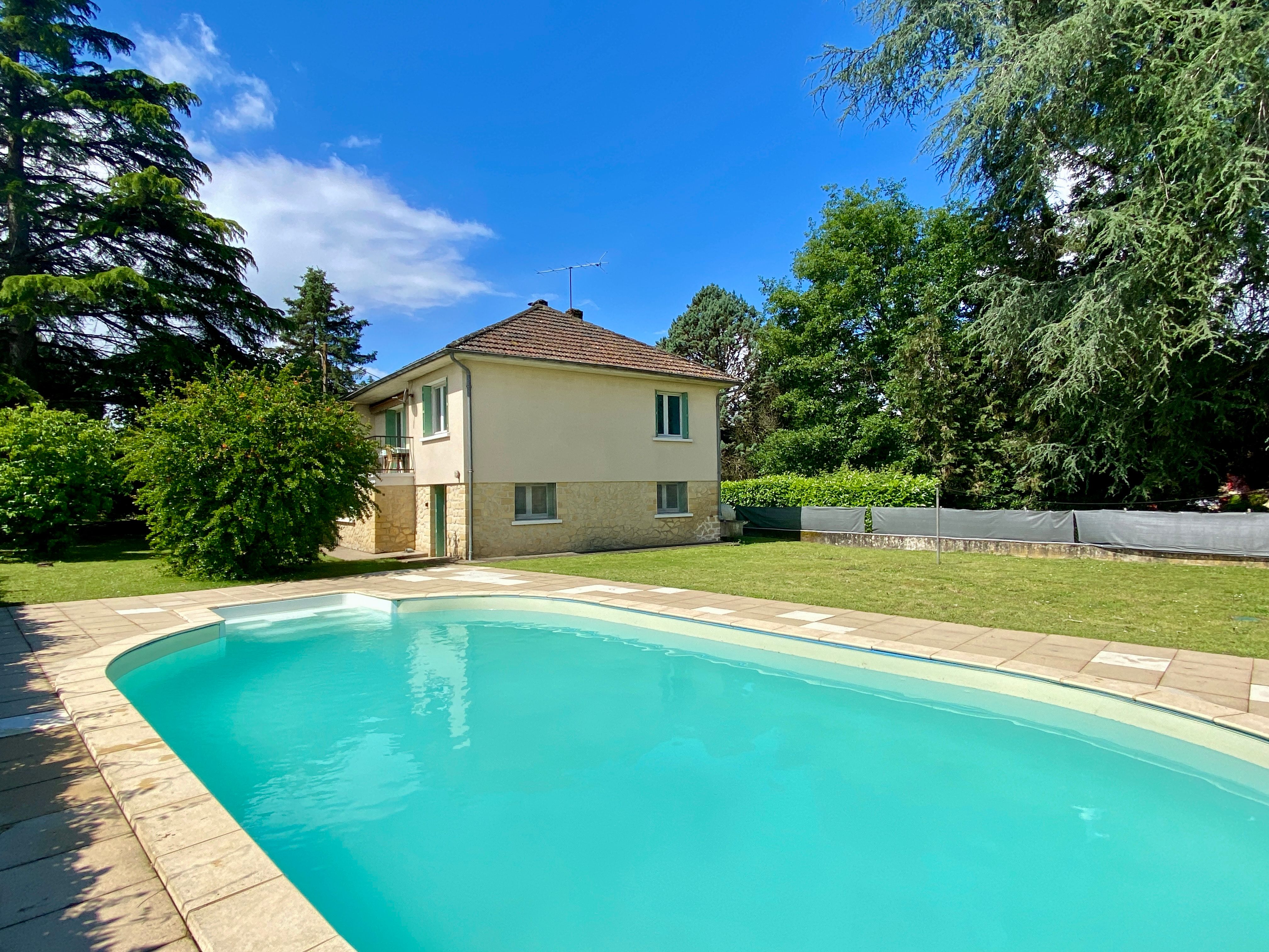 Maison avec piscine et joli terrain à Chalagnac