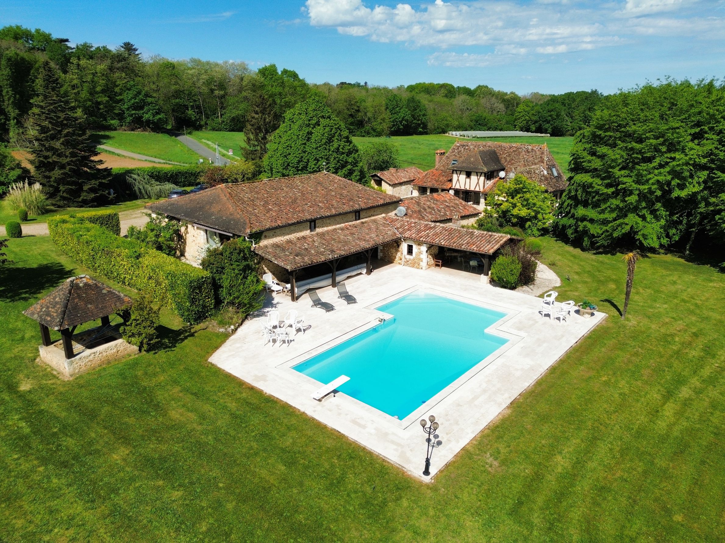 Demeure authentique avec gîte et piscine à Saint-Mayme-de-Péreyrol