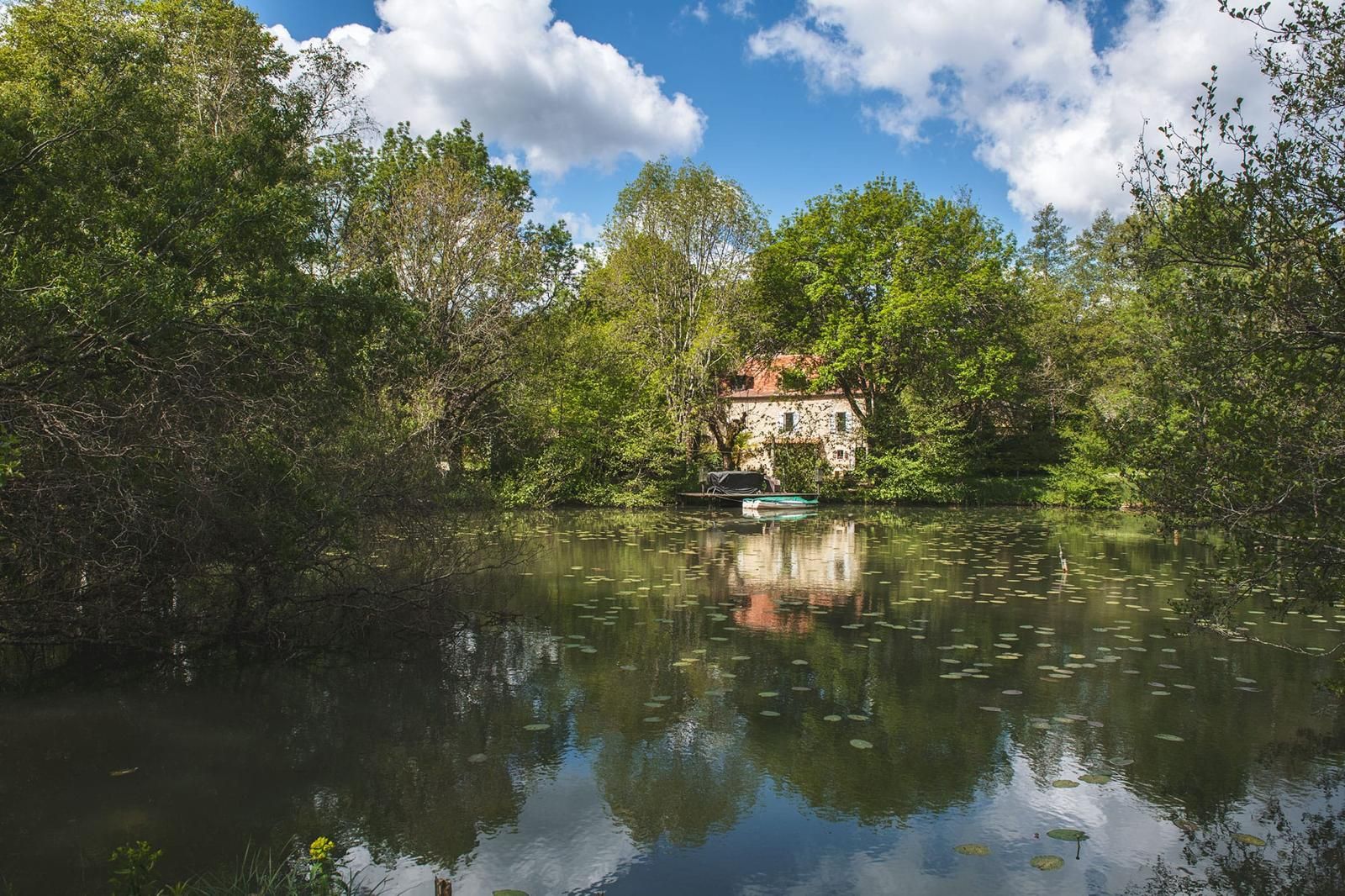 Moulin en pierre avec étang à Chalagnac