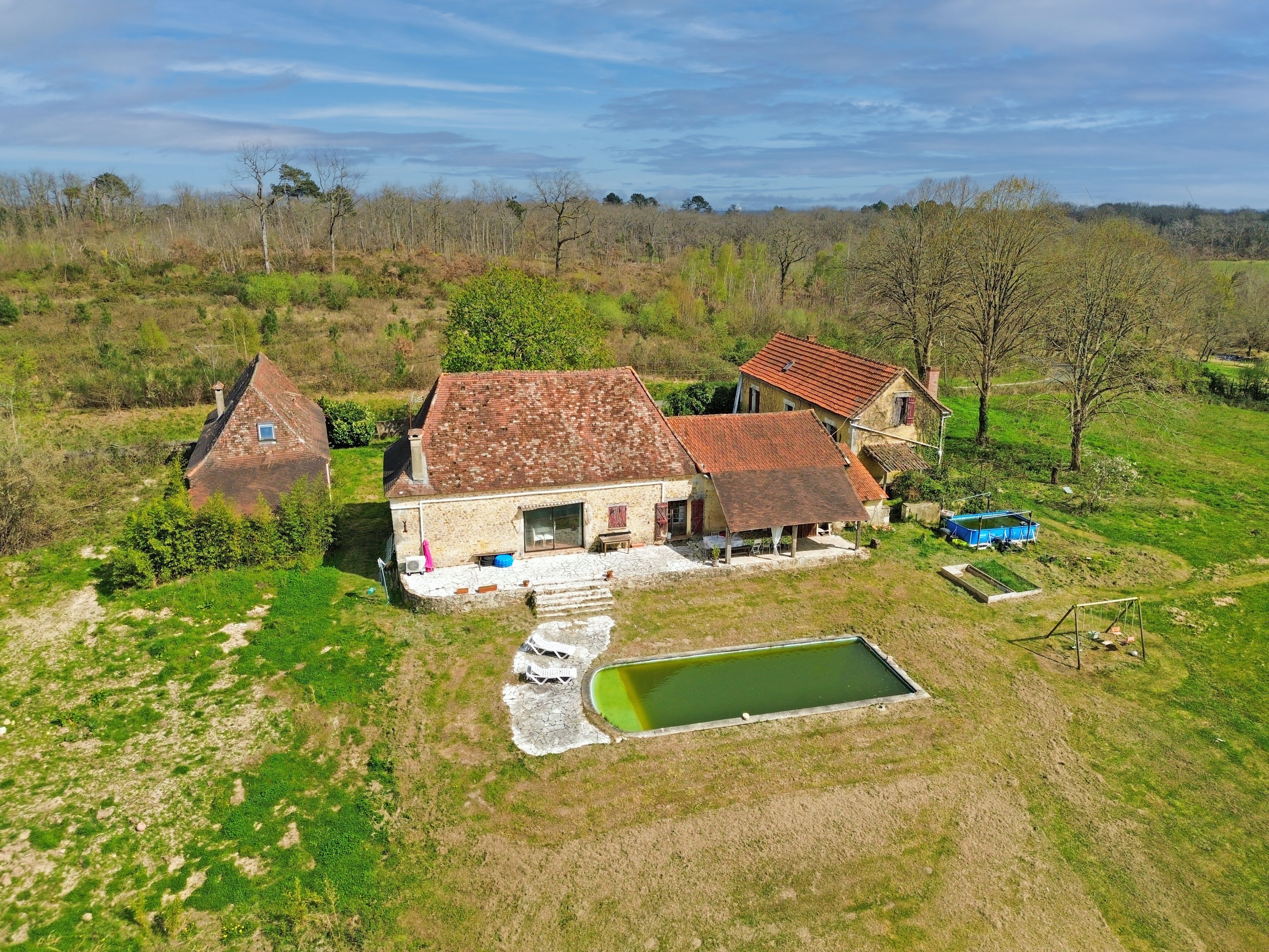 3 maisons sur 17 hectares à Chalagnac