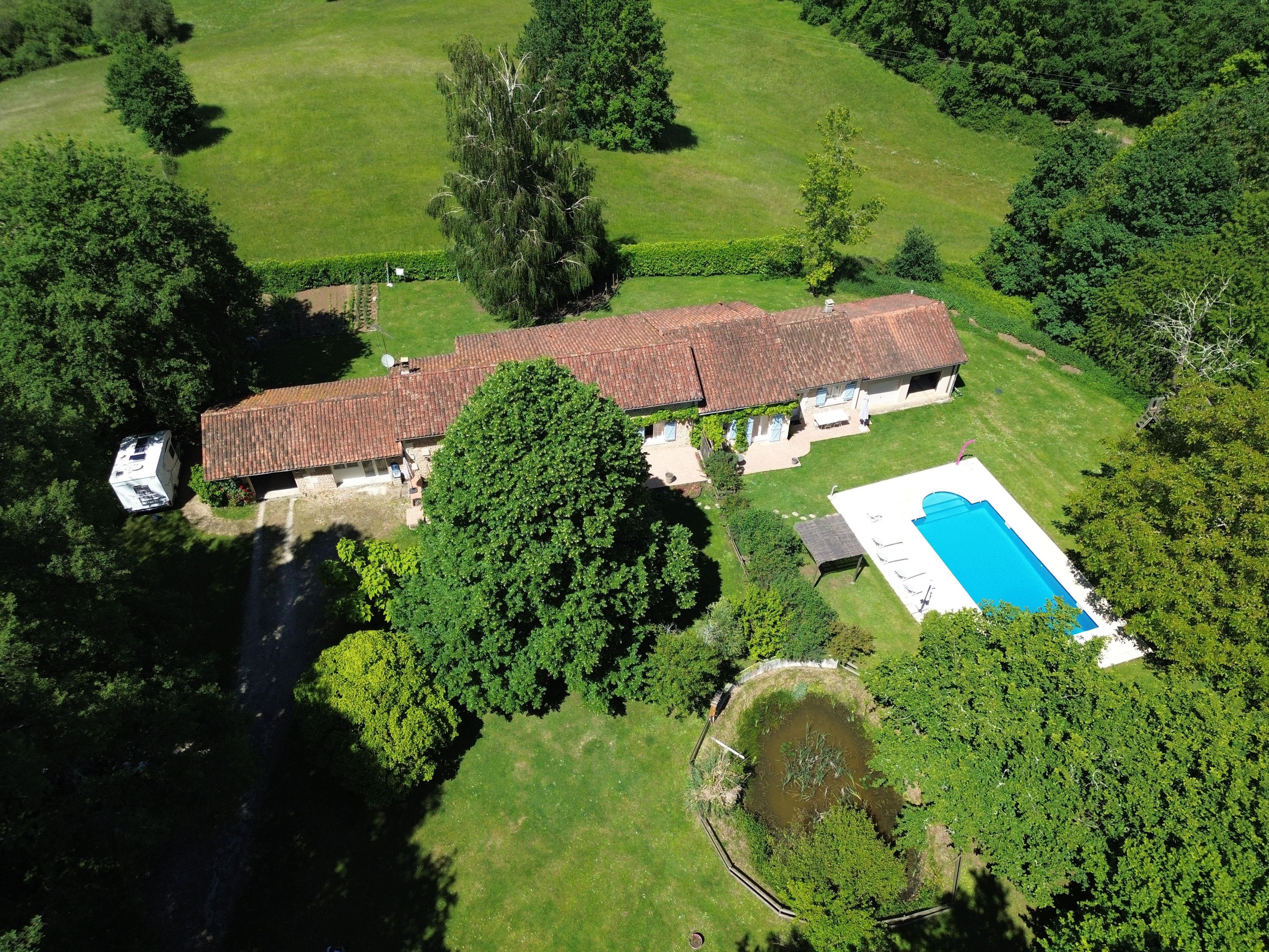 Maison en pierre et son gite habitables immédiatement à Vergt
