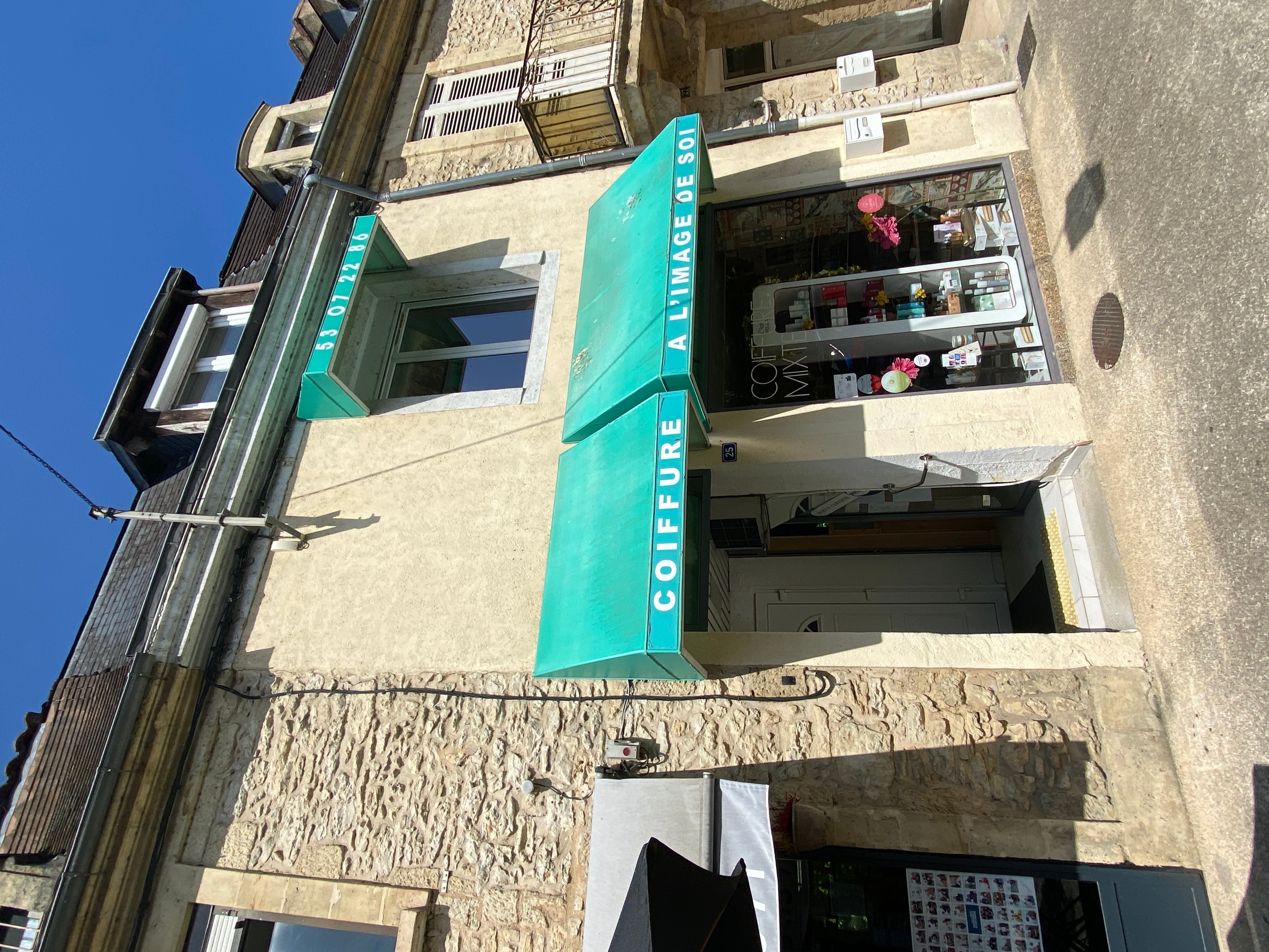 Immeuble avec local commercial loué et appartement à Chalagnac
