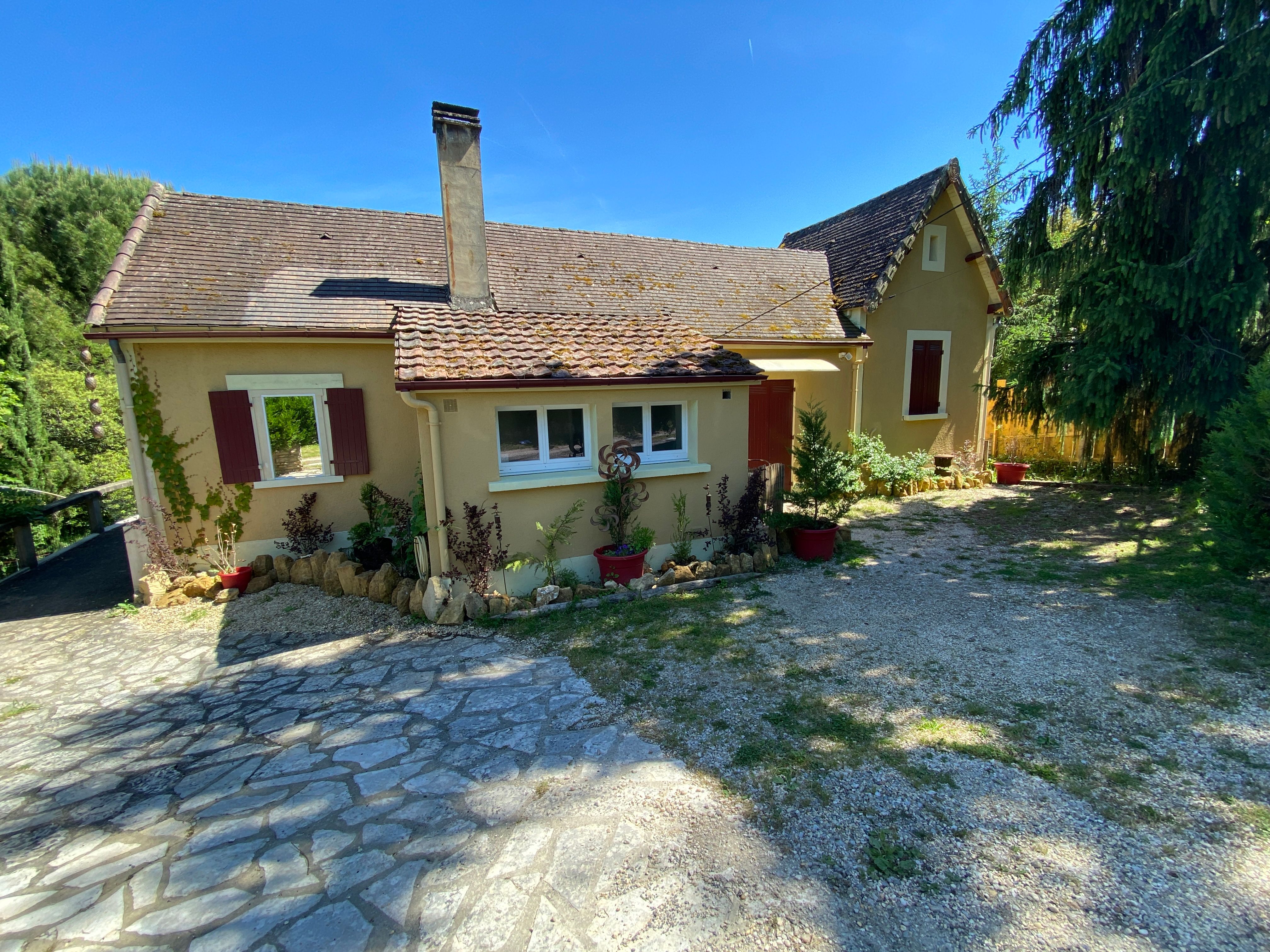 Ensemble immobilier avec piscine et fort potentiel locatif aux Eyzies à Chalagnac