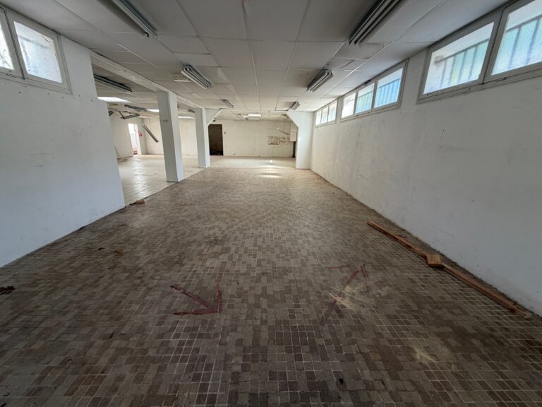 Local commercial 230 m² · à Vergt · 230 m² · 1 750 €/mois