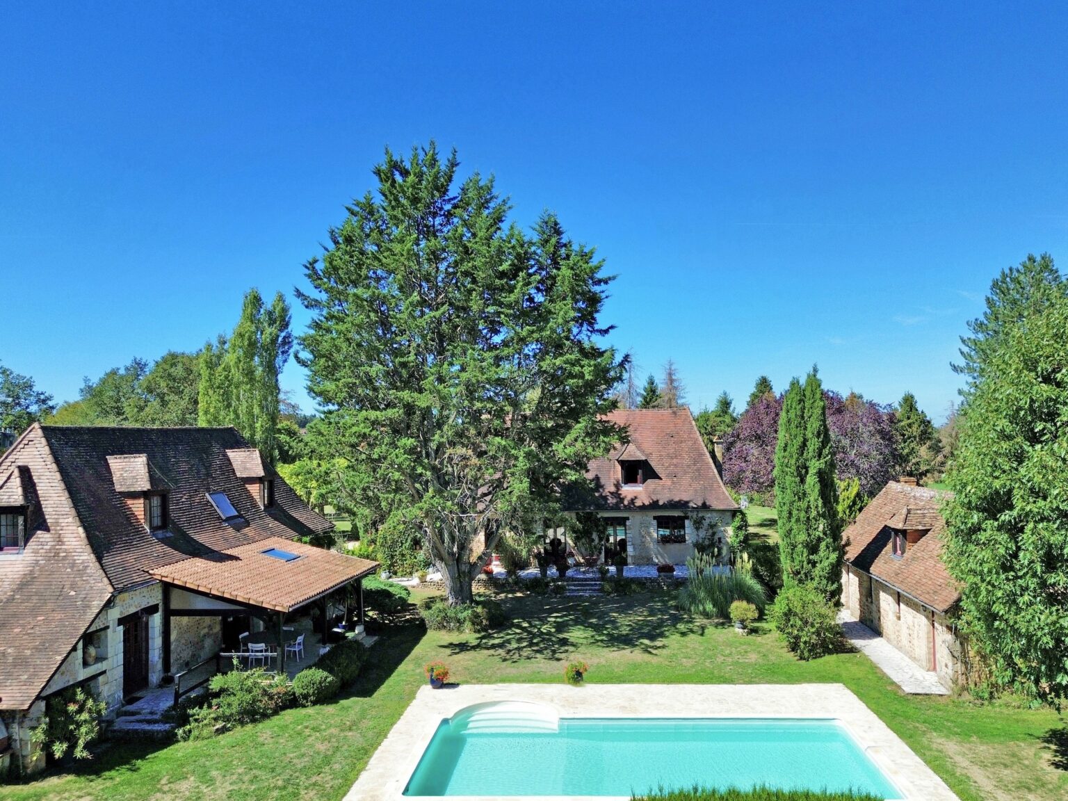 Maison 9 pièces 450 m² · à La Douze · 450 m² · 755 000 €